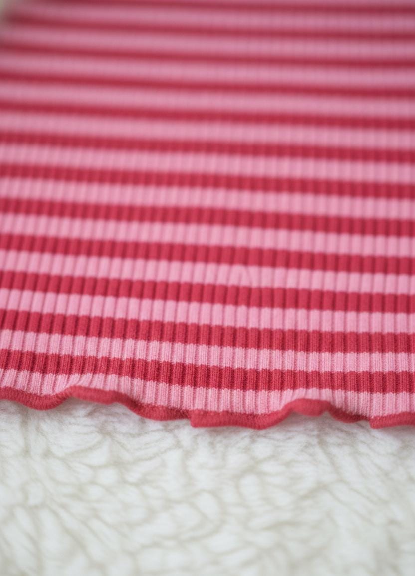 Talla L; Top ajustado de hombro asimétrico de punto a rayas